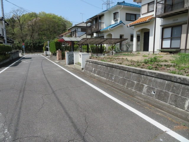 吉井町南陽台　中古の前面道路含む現地写真