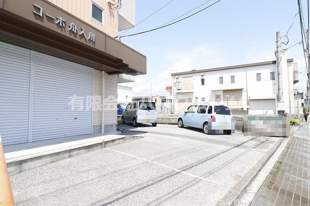 コーポ舟入川の駐車場