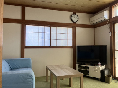 【居間・リビング】 | 八王子市上壱分方町　中古戸建 | リビングの間取りの種類は大きくわけてリビングとダイニングが別になっているタイプ、リビングダイニング一体型です。どちらも一長一短ですので、家を選ぶ時はその両面をチェックして決めるようにしましょう。