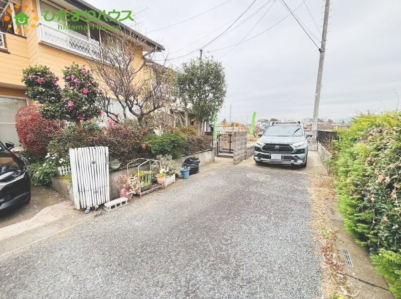 上尾市本町6丁目　中古一戸建ての前面道路含む現地写真