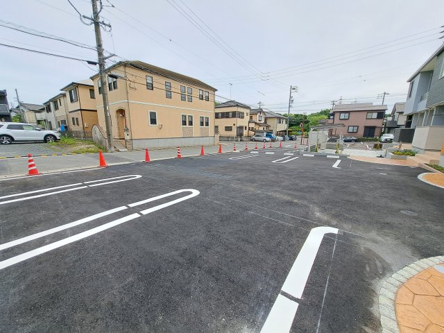 フィオーレ新知の駐車場