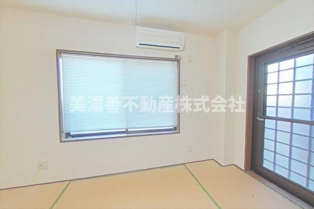 ６０６７７　岐阜市中川原事務所付住居の和室
