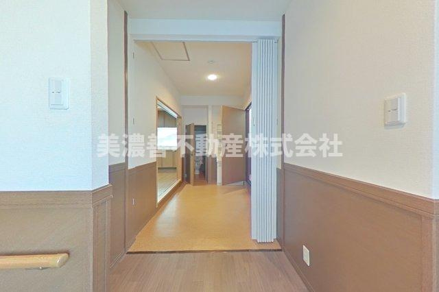 ６０６７７　岐阜市中川原事務所付住居の内装