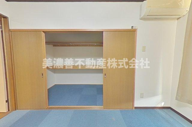 ６０６７７　岐阜市中川原事務所付住居の洋室
