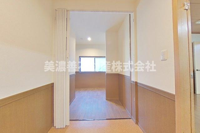 ６０６７７　岐阜市中川原事務所付住居の洋室