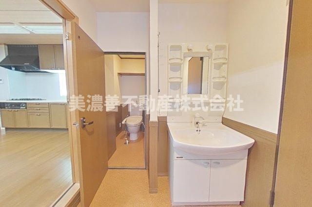 ６０６７７　岐阜市中川原事務所付住居の独立洗面台