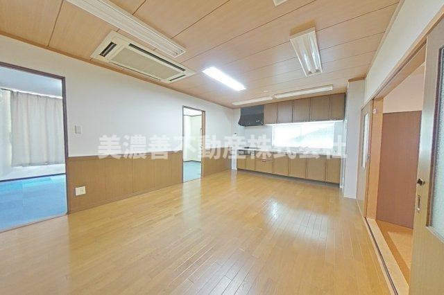 ６０６７７　岐阜市中川原事務所付住居のキッチン