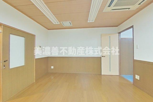 ６０６７７　岐阜市中川原事務所付住居のキッチン