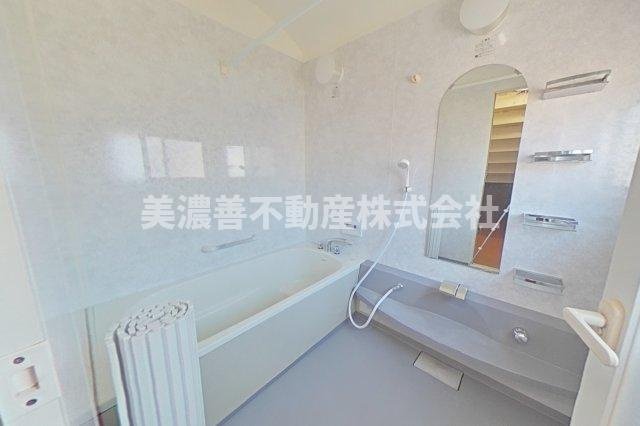 ６０６７７　岐阜市中川原事務所付住居の浴室