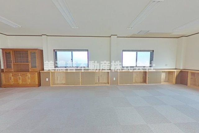 ６０６７７　岐阜市中川原事務所付住居の洋室