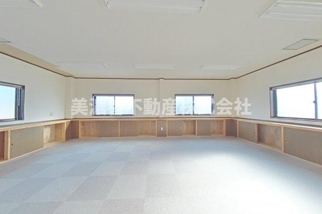 ６０６７７　岐阜市中川原事務所付住居の洋室