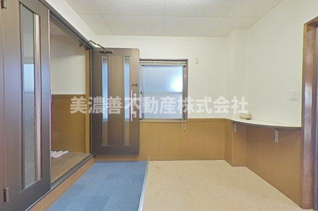６０６７７　岐阜市中川原事務所付住居の玄関