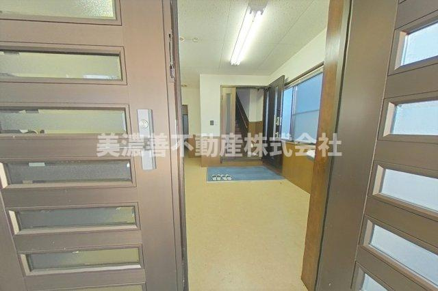 ６０６７７　岐阜市中川原事務所付住居の玄関