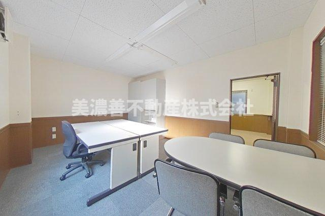 ６０６７７　岐阜市中川原事務所付住居の洋室
