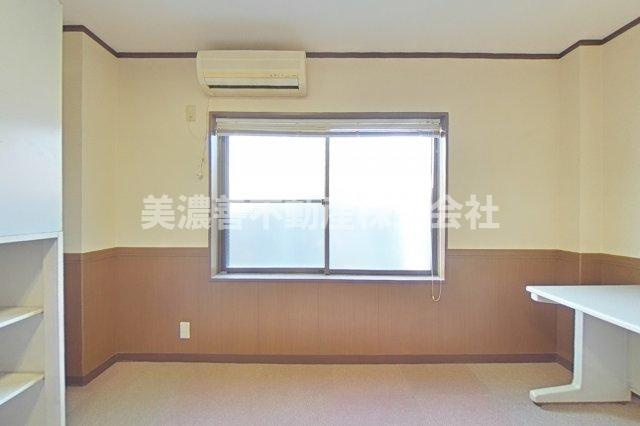６０６７７　岐阜市中川原事務所付住居の洋室