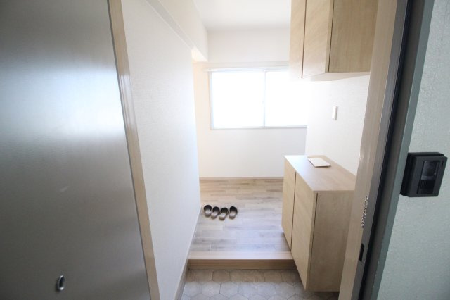 【玄関】 | エフアール西田辺 | 広々とした玄関です。