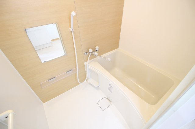 【浴室】 | エフアール西田辺 | 清潔感のあるお風呂です。