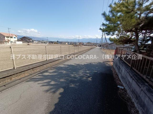 南アルプス市山寺　３LDK　中古住宅の前面道路含む現地写真|前面道路
南アルプス市道　幅員4.1～4.6Ｍ
交通量少な目です。