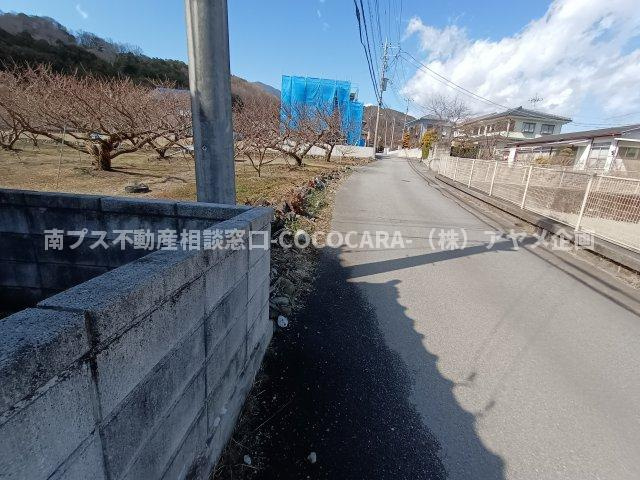 南アルプス市山寺　３LDK　中古住宅の前面道路含む現地写真|閑静な住宅街です♬