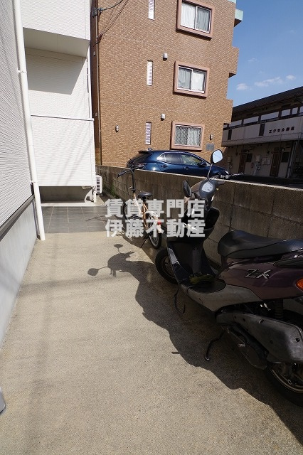 GRANDTIC平安通の駐車場