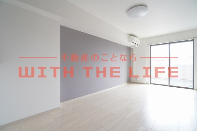 エルグランドパティオ壱番館【10,000円キャッシュバック対象物件】の居間・リビング|こちらの居間で趣味の時間をお楽しみください