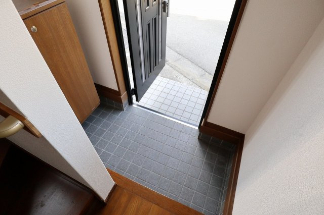 中神貸家の玄関