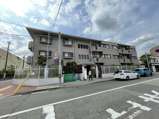 西宮市甲子園七番町の賃貸マンションの駐車場