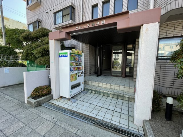 西宮市甲子園七番町の賃貸マンションのエントランス