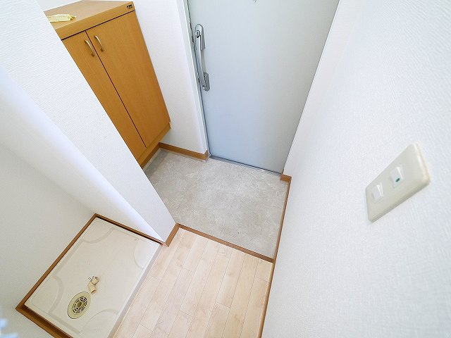 コンフォート三條の玄関