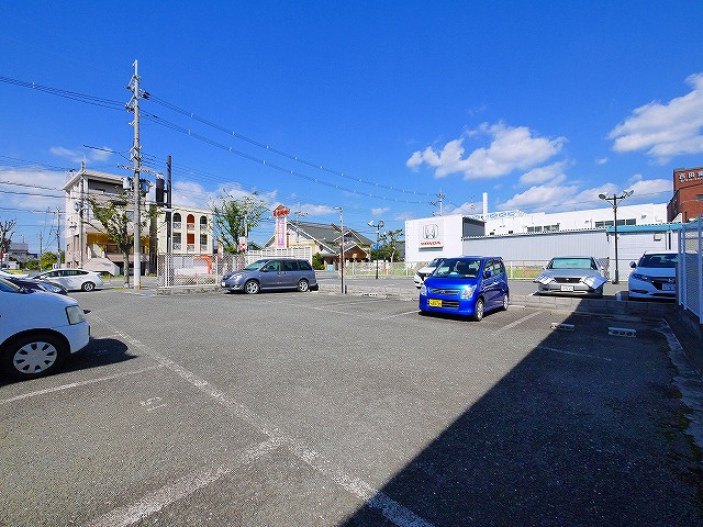 コンフォート三條の駐車場
