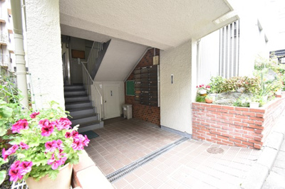 【エントランス】 | 新南千里マンション | エイブルだけのお得なサービス、ご用意しております。詳細は、お気軽に当社までお問合せ下さいませ！