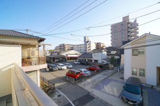 【展望】 | 【穏やかな街並みの眺望】
バルコニーから見える穏やかな街並み
爽やかな風と柔らかく降り注ぐ陽光を感じて頂けます。心地良い開放感が暮らしにゆとりと充足感をもたらします