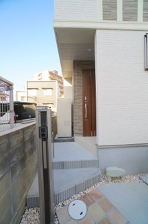 【エントランス】 | 【エントランス】
玄関ドアはお洒落な色を採用
日々の帰宅も今とは違う空間に