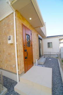 【エントランス】 | 【エントランス】
玄関ドアはお洒落な色を採用
日々の帰宅も今とは違う空間に