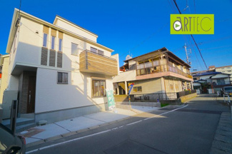 【前面道路含む現地写真】 | 【前面道路】
前面道路は毎日の駐車の出し入れで大事なポイントです！
車種によっても便利・不便がありますのでご確認ください♪