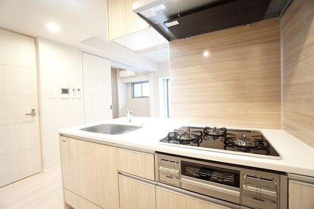 STAGE FIRST浅草橋4のキッチン|ガス３口システムキッチンです。