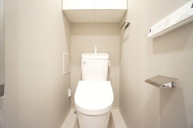 STAGE FIRST浅草橋4のトイレ|洗面室と独立した温水洗浄便座です