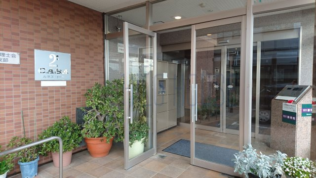 ルネス　カーサのエントランス