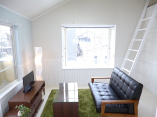 【洋室】 | サンパレス泉 | 腰壁風の壁紙がポイントです♪