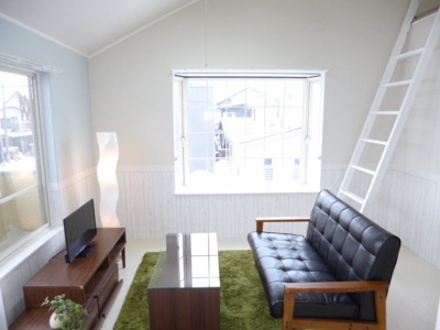 【洋室】 | サンパレス泉 | 腰壁風の壁紙がポイントです♪