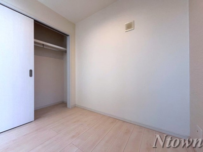 【その他】 | Grandtic Castle | 使い勝手のいい洋室です