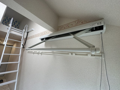 【その他】 | ユナイト東白楽マリオット・オペラ | 洋室5.5帖のお部屋にある室内物干しです！雨の日やお出掛け時の室内干しにとても便利☆花粉や梅雨の時期に重宝しますね♪