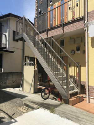 【その他共用部分】 | ユナイト東白楽マリオット・オペラ | 共用階段です♪階段を上がった2階にお部屋があります☆