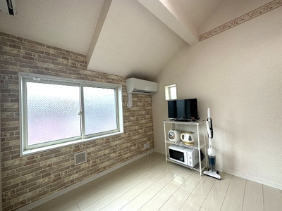 【洋室】 | ユナイト東白楽マリオット・オペラ | 洋室5.5帖☆二面採光のお部屋です！エアコン・照明付きで1年中快適に過ごせますね☆