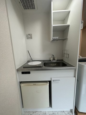 【キッチン】 | ユナイト東白楽マリオット・オペラ | キッチンは1口IHクッキングヒーター♪火を使わないので安心なうえ、お掃除もラクラク♪便利なミニ冷蔵庫も付いています◎