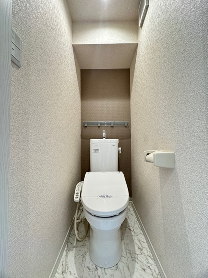 【トイレ】 | ユナイト東白楽マリオット・オペラ | トイレは温水洗浄便座付き♪人気のバストイレ別です☆トイレットペーパーなどの小物を置ける棚付きです♪