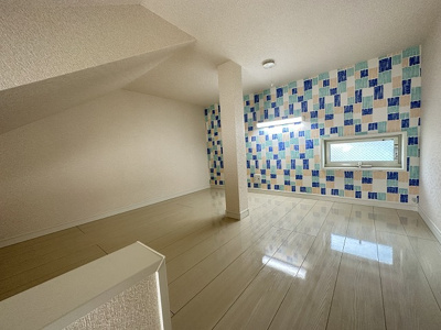 【収納】 | ユナイト東白楽マリオット・オペラ | 洋室5.5帖のお部屋にある3.9帖のロフトスペースです！窓があるので多用途に使用できます♪