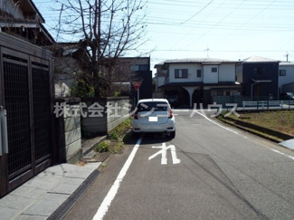 【前面道路含む現地写真】 | 車通りも多くなく、車の出し入れも安心です。