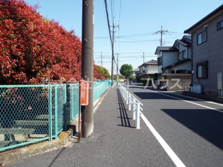 【前面道路含む現地写真】 | 南側水路・道路部分は併せて約11.4mの幅員です。