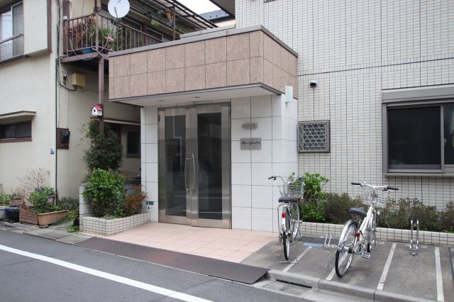 ローズガーデンのエントランス